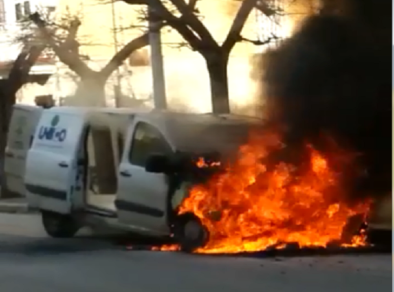 il furgone in fiamme