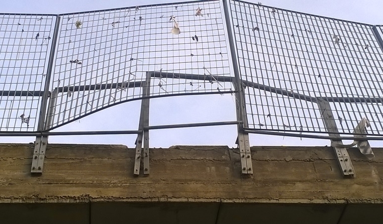 le recinzioni squarciate del sovrappasso di via mazzini