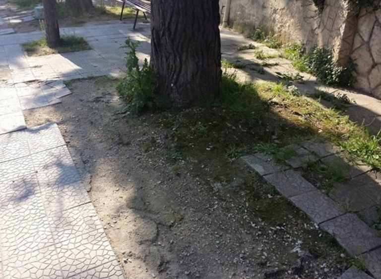 i giardini davanti al campo sportivo