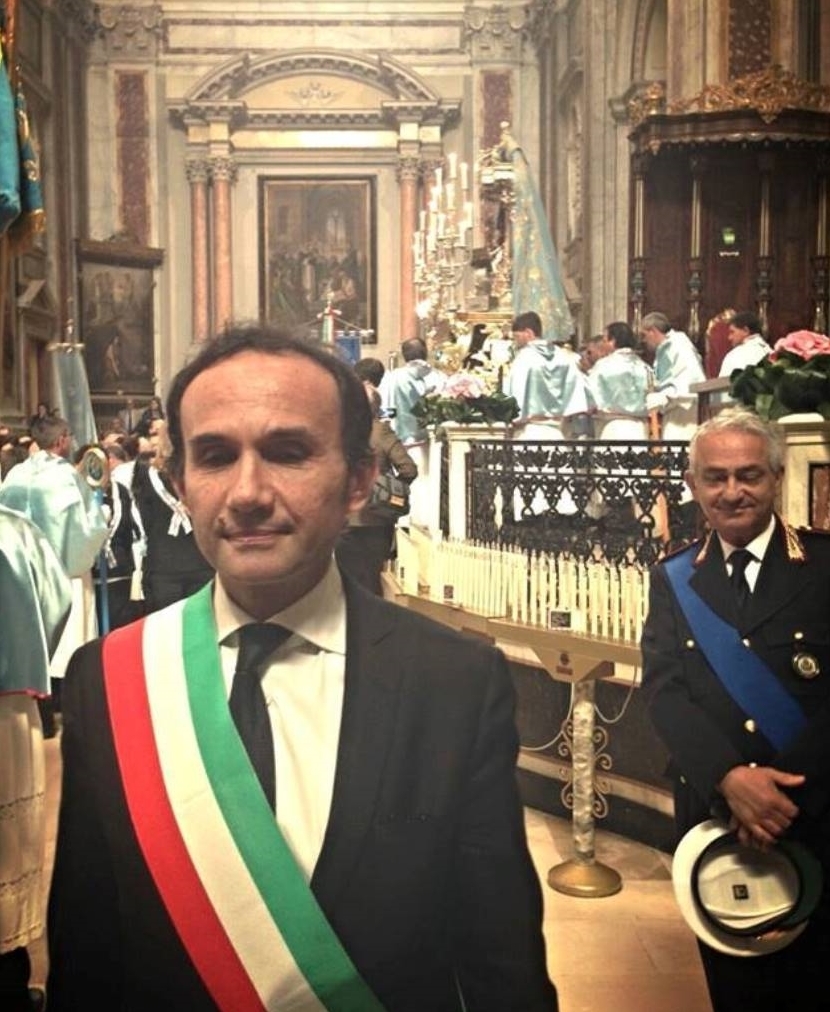 il sindaco davanti all'altare dell'invenzione