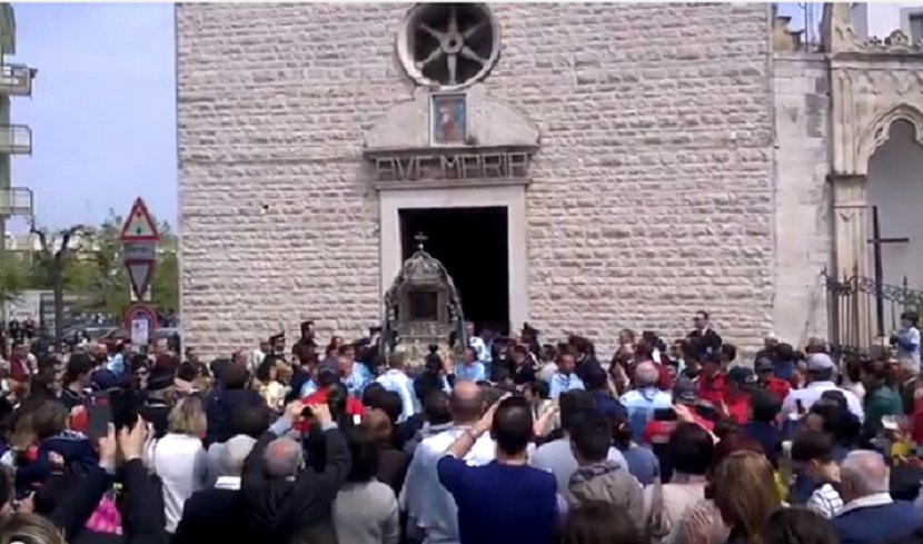 l'apertura della chiesa