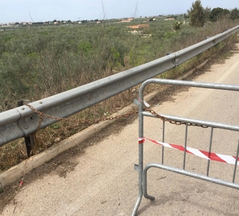 la strada sbarrata dalla catena