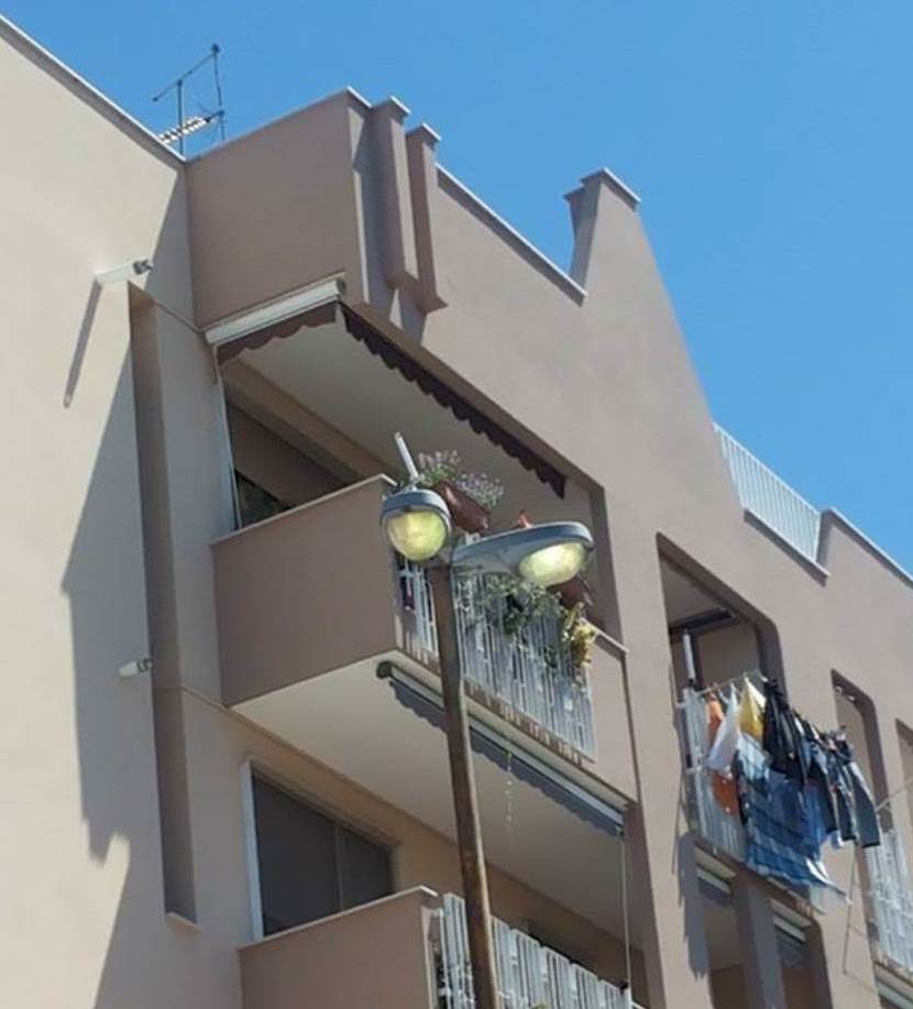 illuminazione pubblica accesa in pieno giorno