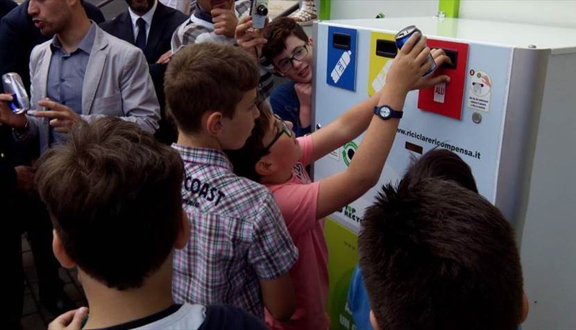 bimbi usano l'eco-compattatore