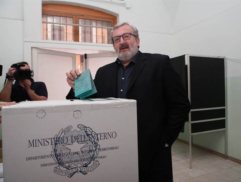 Emiliano al voto a Bari