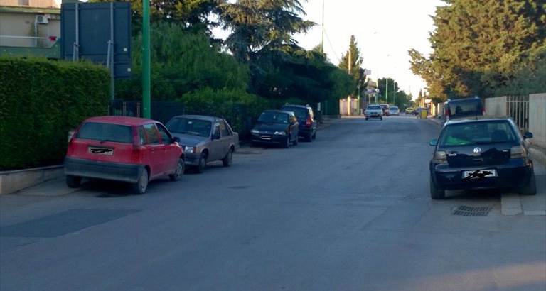 parcheggi selvaggi in viale dei Lilium