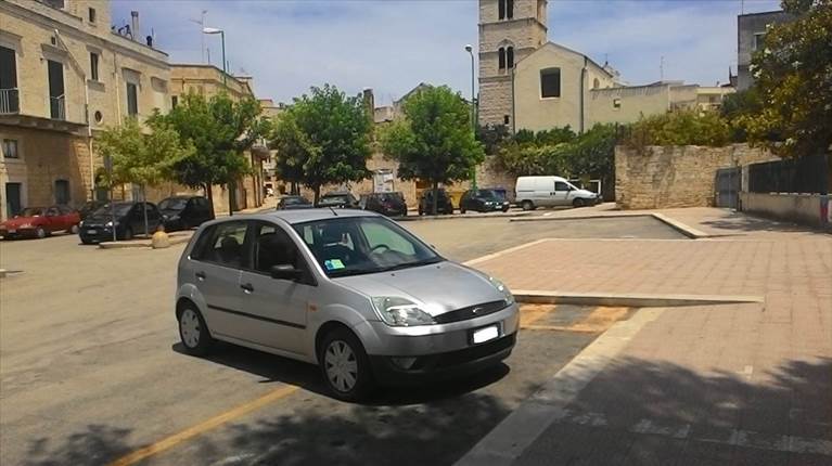 auto in sosta sui posteggi per diversamente abili