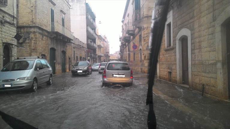«Ogni volta che c’è un acquazzone, via Mazzini si trasforma in un torrente». Foto