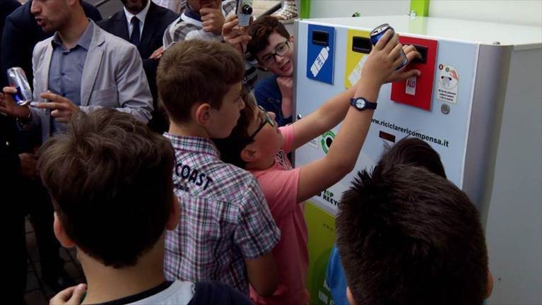 bimbi usano l'eco-compattatore