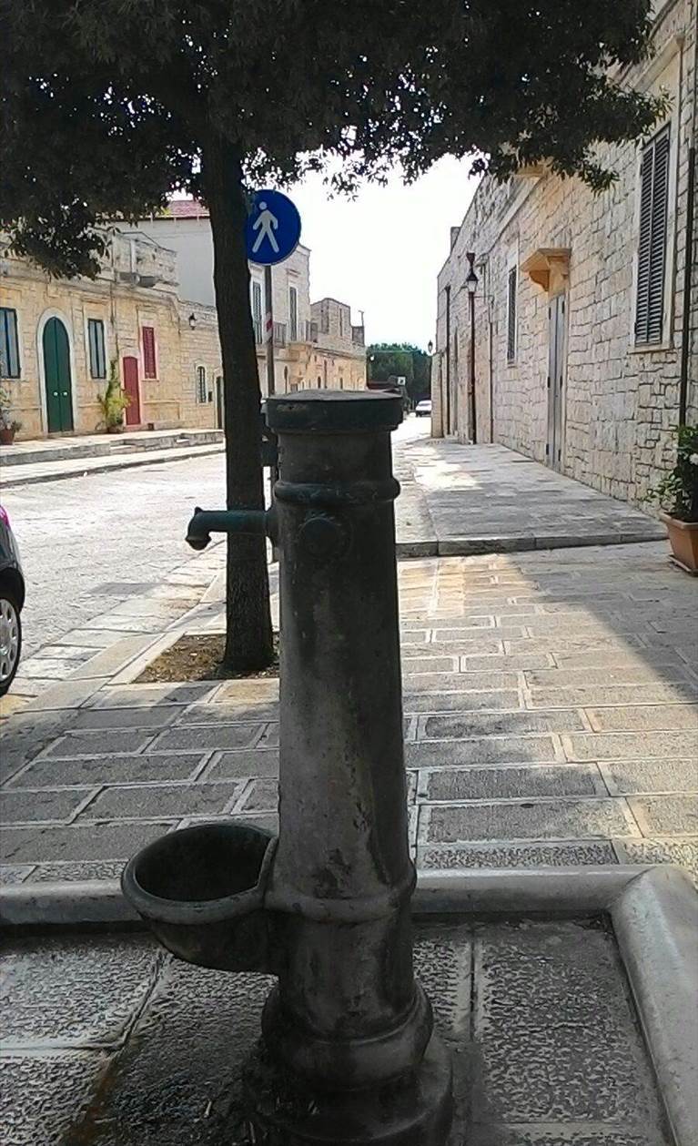 Un lettore: «La fontana di Sovereto è rotta da settimane, ma nessuno se ne cura»
