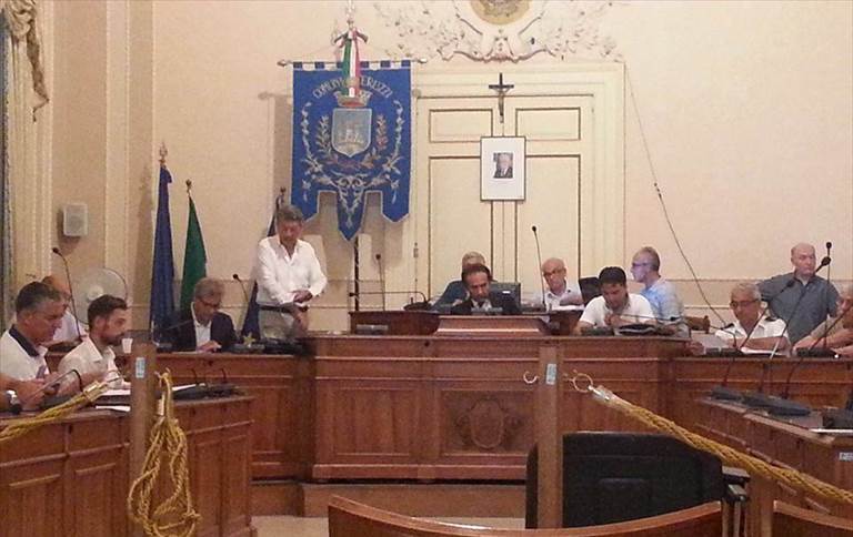 il consiglio osserva un minuto di silenzio per le vittime di modugno