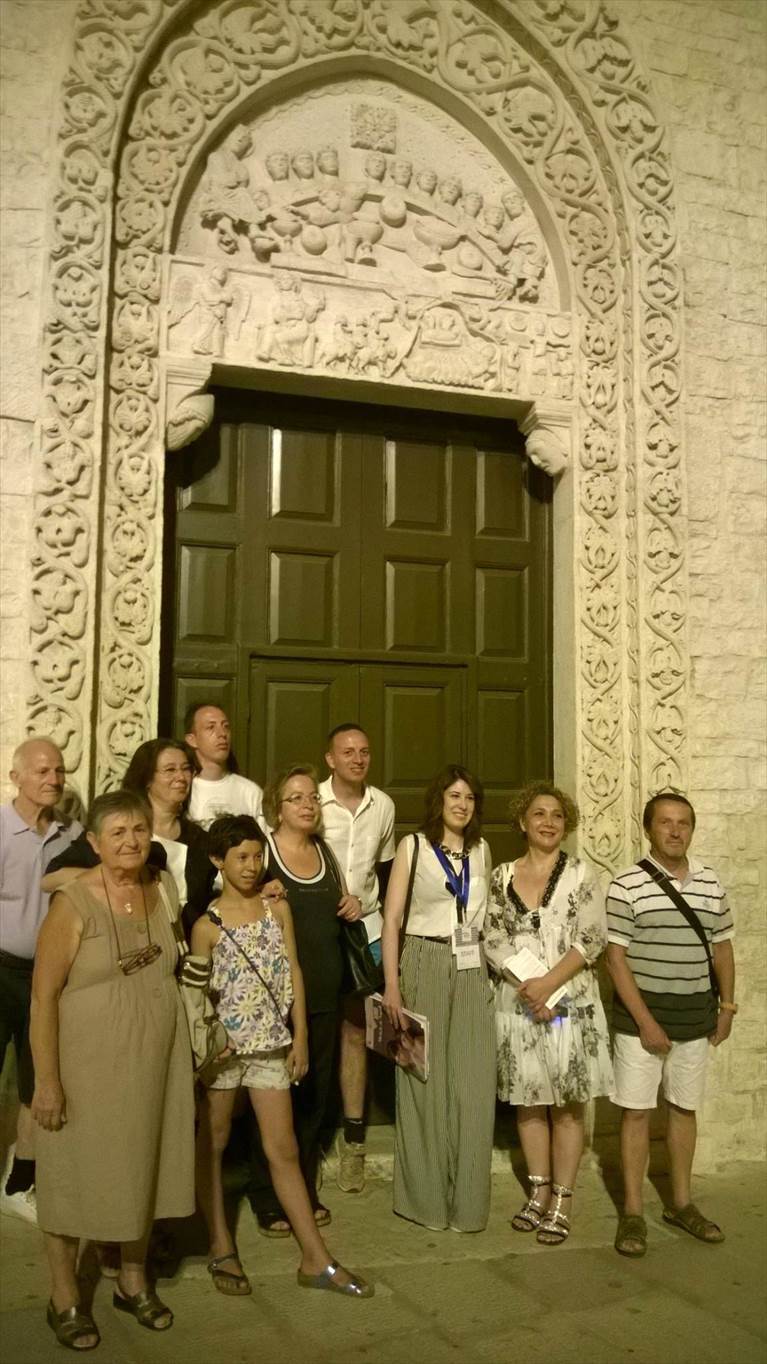 i visitatori davanti al portale di anseramo