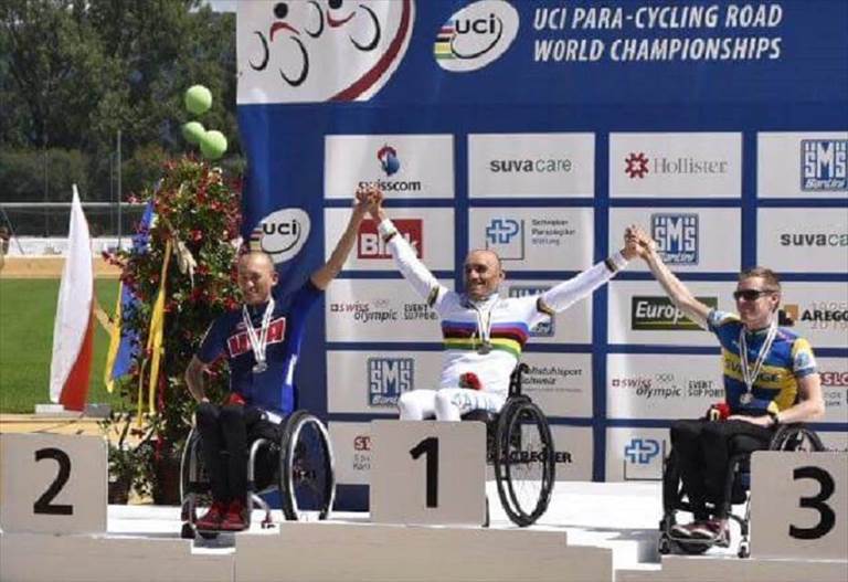 luca mazzone sul gradino più alto del podio