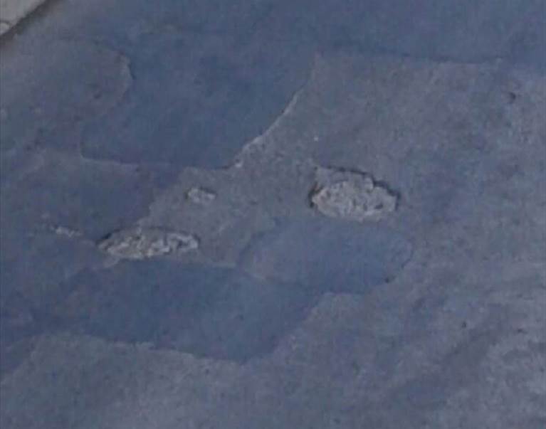 Buche in via Campo Sportivo, un lettore: «Nessuno se ne interessa, è una vergogna!»