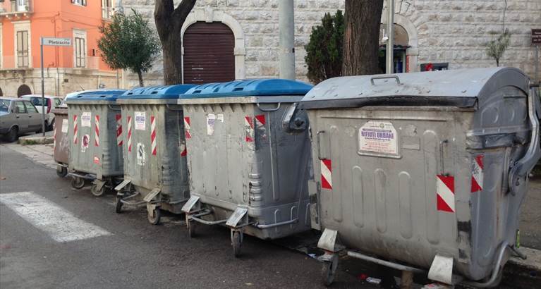 Bidoni rifiuti svuotati Terlizzi