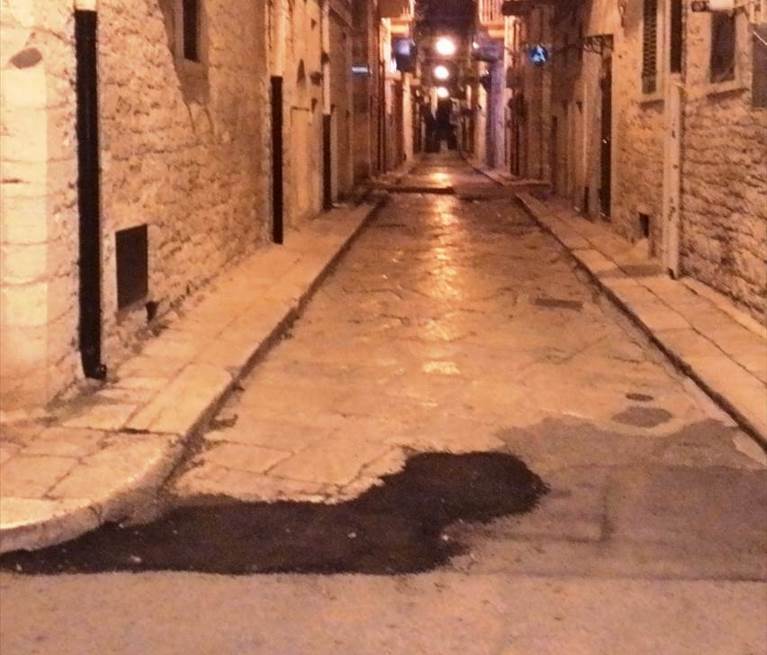 asfalto sulle basole di via rossini