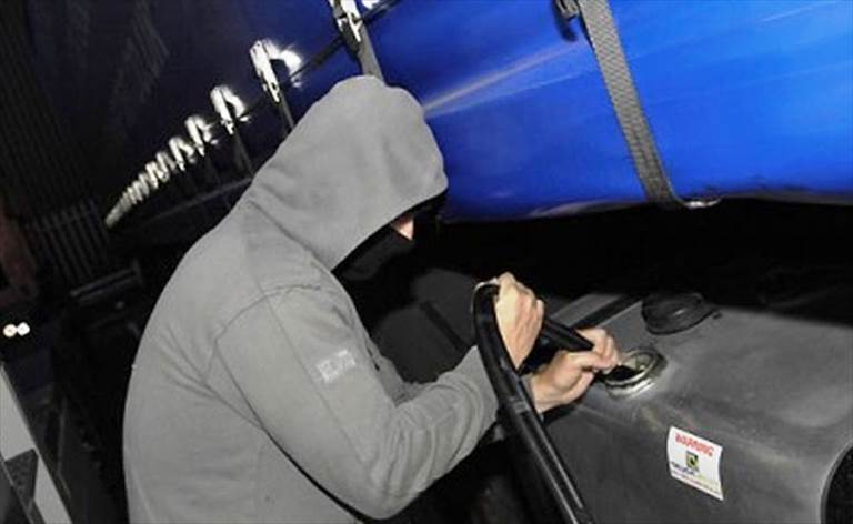 Furto di carburante da un tir
