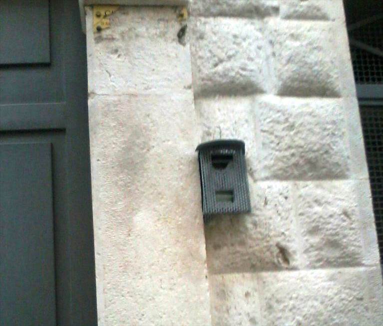 Un lettore: «Mi hanno rotto 5 volte il citofono e poi anche la targhetta. Che città incivile!»