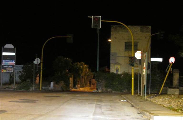 Un lettore: «Cosa aspettano a ripristinare il semaforo di viale dei Garofani, un altro incidente?»
