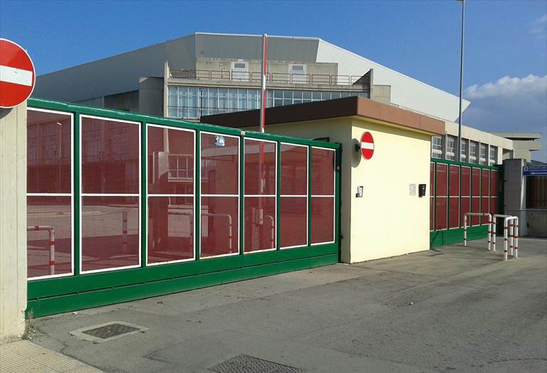 Migranti nel mercato dei fiori, il Comune: «Non ci saranno danni alle attività produttive»