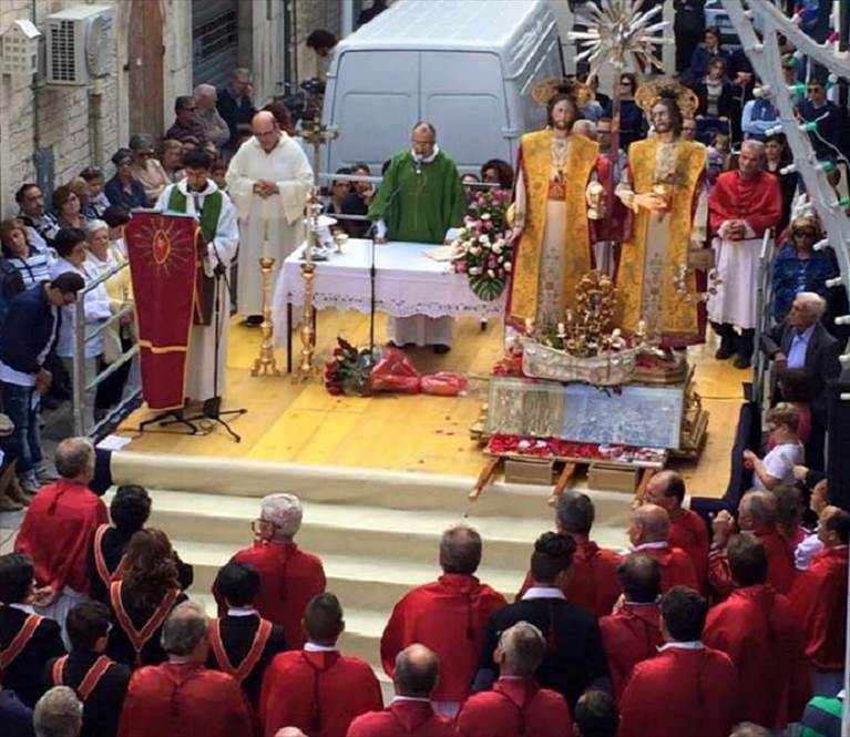 la messa all'esterno della chiesa dei santi medici