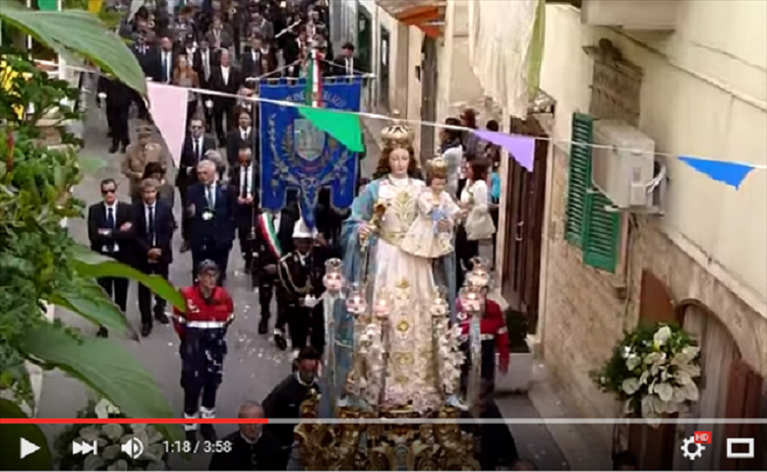 la sacra processione della madonna in via poerio