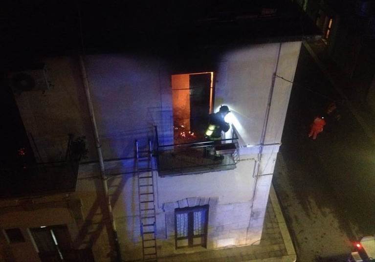 l'appartamento incendiato