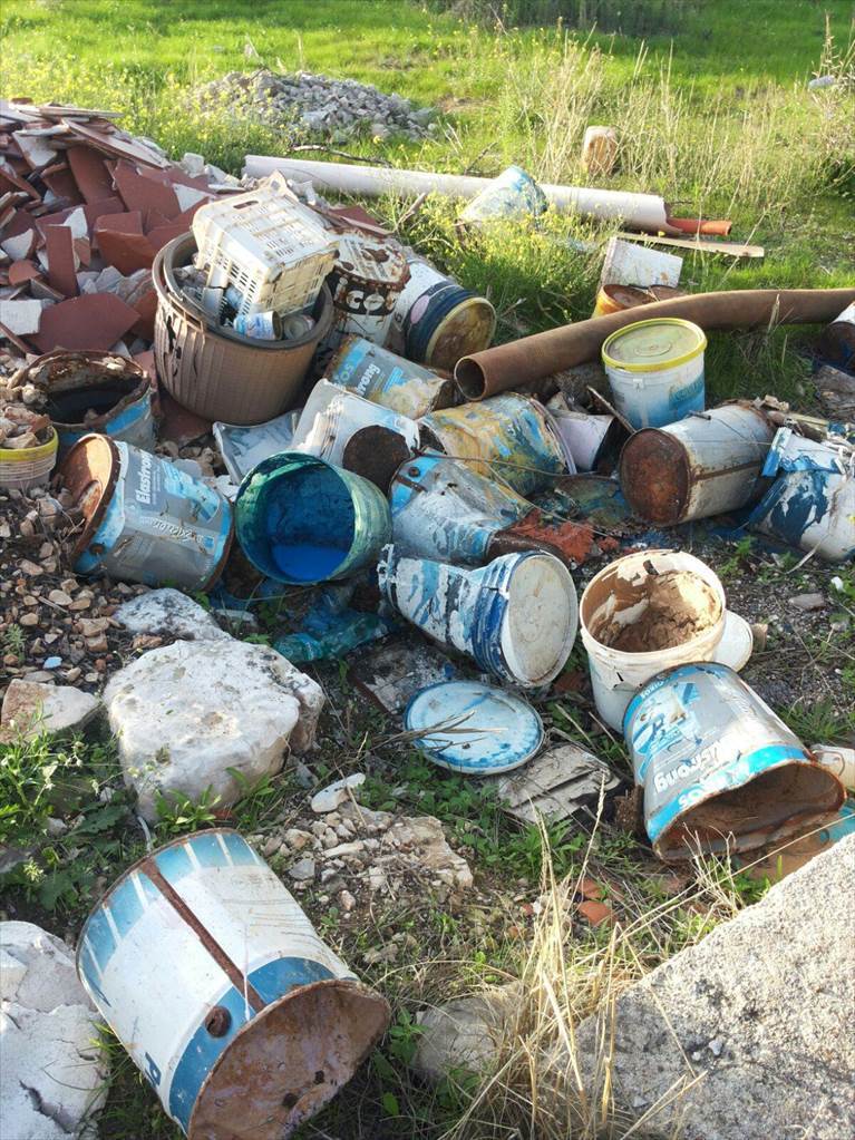 rifiuti sulla via vecchia di sovereto