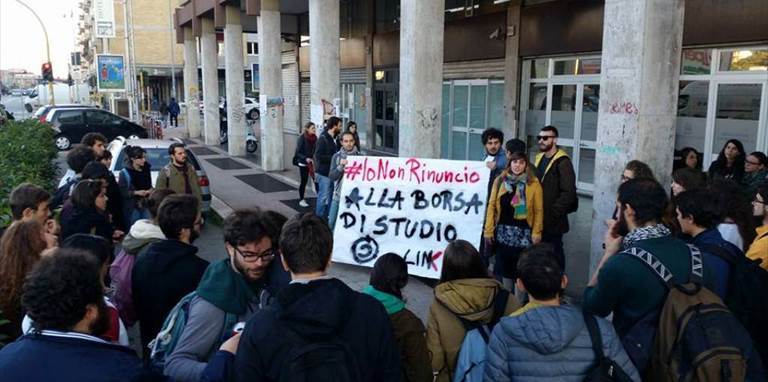 Il presidio degli studenti in via Capruzzi