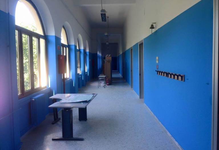 un corridoio della scuola pappagallo