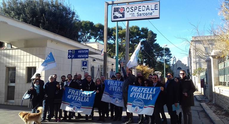 picchetto di fratelli d'italia davanti al sarcone
