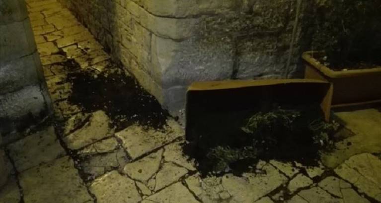 atti vandalici in largo annunziata