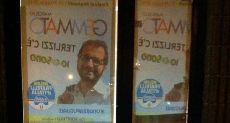 i manifesti elettorali sulla porta del centro-migranti