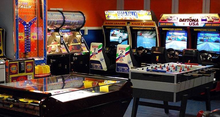 una sala giochi