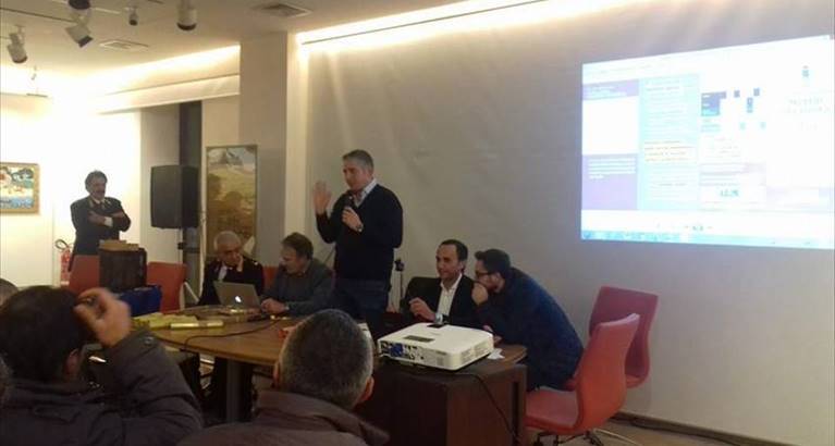 il consigliere allegretti durante l'assemblea pubblica per il porta a porta