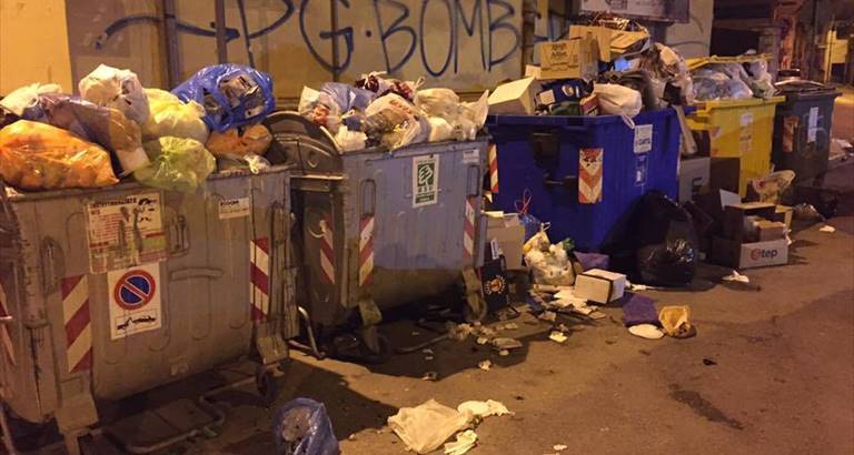 cassonetto dei rifiuti in viale dei Garofani
