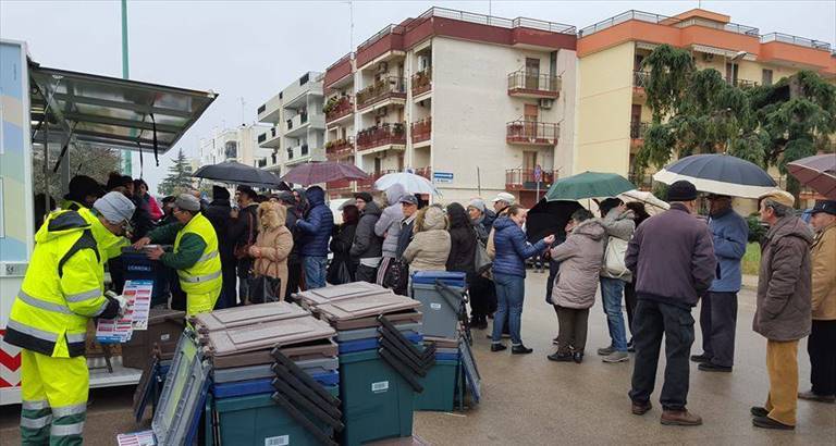 fila per la distribuzione del kit per il porta a porta