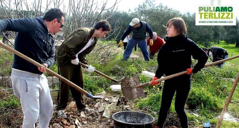 Parte del gruppo di volontari di "Puliamo Terlizzi"