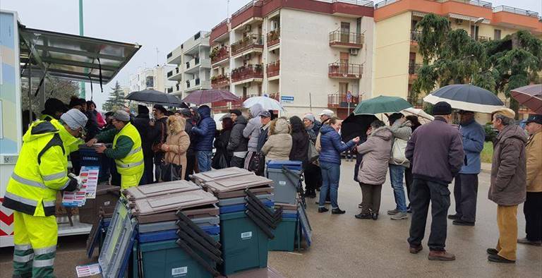 fila per la distribuzione del kit per il porta a porta