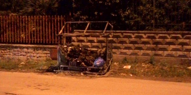 cassonetto dato alle fiamme
