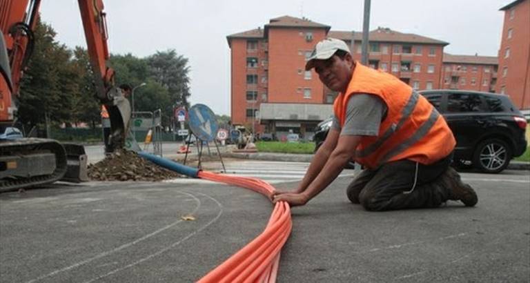 operai installano la fibra ottica