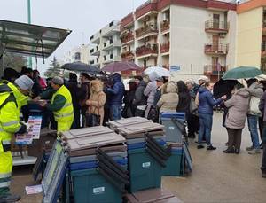 Fila per la distribuzione del kit per il porta a porta
