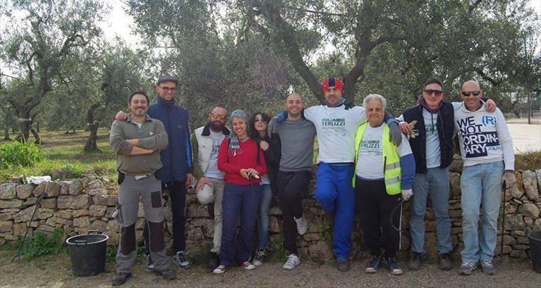 intervento di puliamo terlizzi in via camarelle