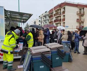 Fila per la distribuzione del kit per il porta a porta