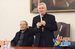 Mons.Cornacchia (in piedi) con don Ignazio de Gioia