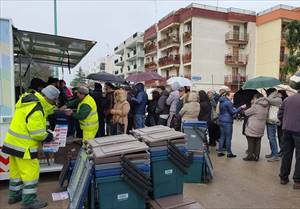 Fila per la distribuzione del kit per il porta a porta