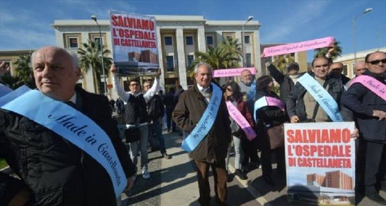 la protesta all'esterno del policlinico
