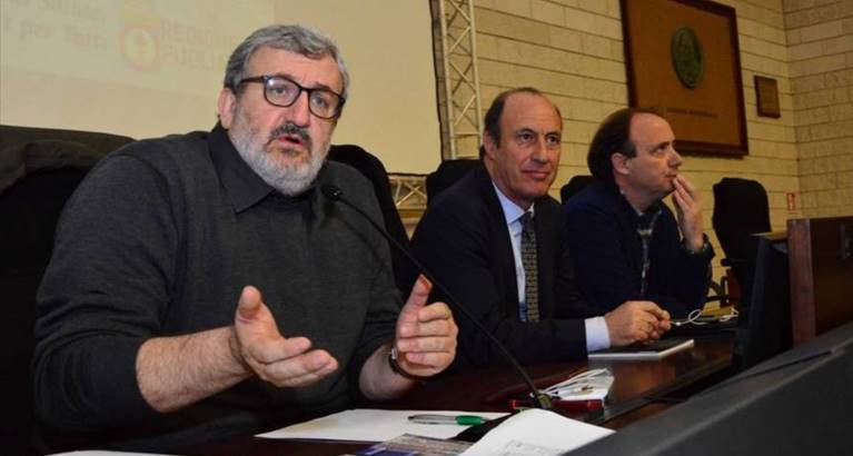emiliano durante la presentazione del piano ospedaliero