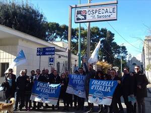 Fratelli d'Italia manifesta all'ospedale