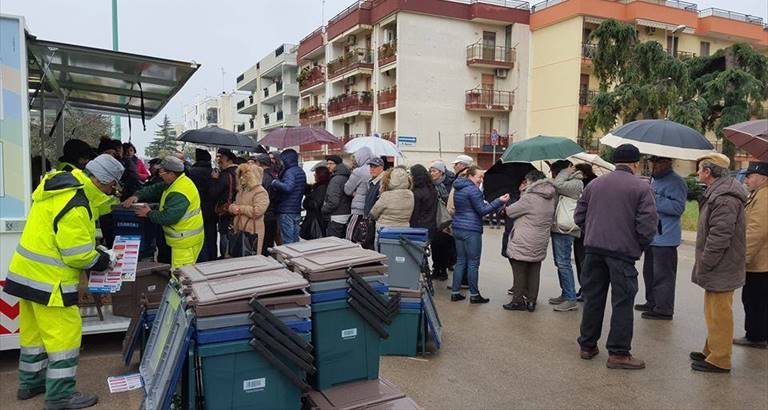 fila per la distribuzione del kit per il porta a porta